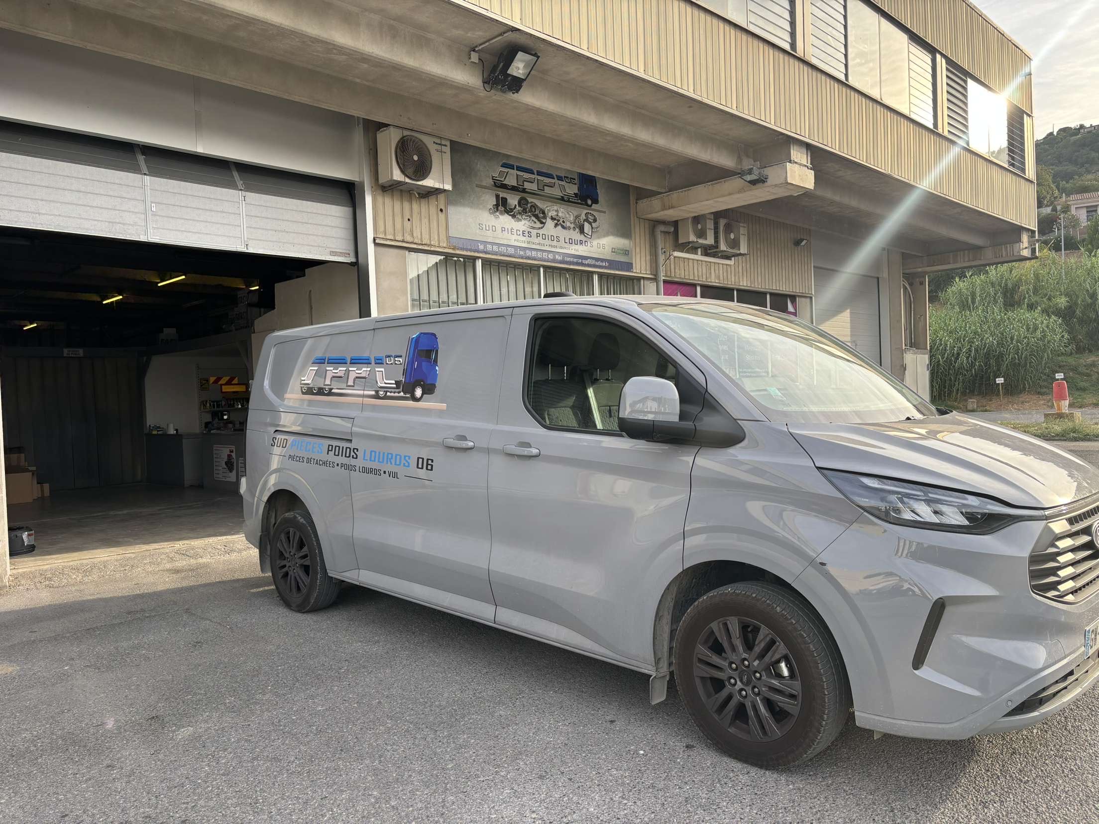 Locaux et véhicule de livraison Sud Pièces Poids Lourds 06 à Saint-Laurent-du-Var